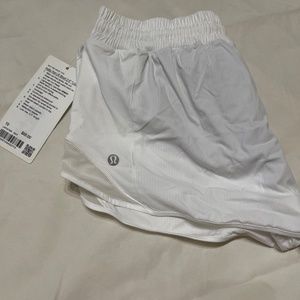 NWT Lululemon Athletica hottie hot 2.5” shorts. White size 10